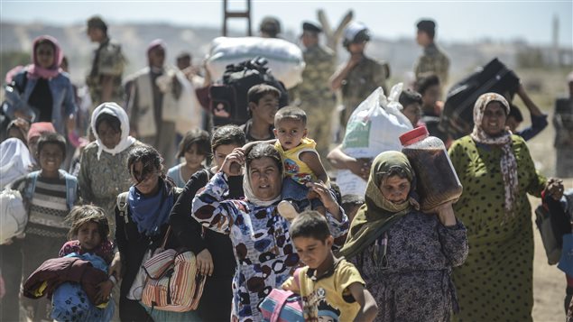 Des réfugiés kurdes syriens tentent de trouver refuge en Turquie