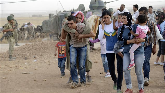 Des Kurdes syriens passent en Turquie.  