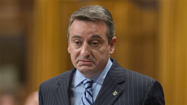 Paul Calandra,  secrétaire parlementaire du gouvernement de Stephen Harper, a présenté ses excuses au chef néo-démocrate Stephen Harper.