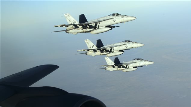 Une formation de F-18 amÃ©ricains servant aux raids de la coalition contre les djihadistes de l'EI en Irak et en Syrie