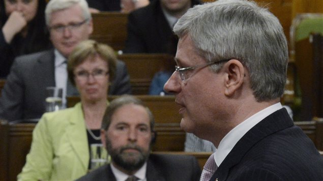 رئيس الوزراء الكندي ستيفن هاربر ويبدو مقابله زعيم الحزب الديمقراطي الجديد توماس مولكير في مجلس العموم 