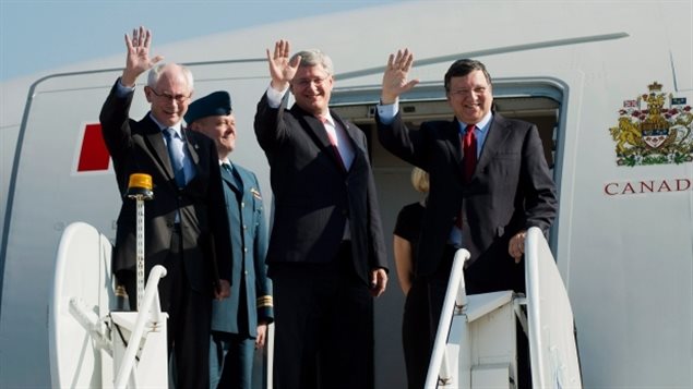 Le président de la Commission européenne Jose Manuel Barroso, le premier ministre canadien Stephen Harper  et le président de du Conseil européen Herman Van Rompuy. 