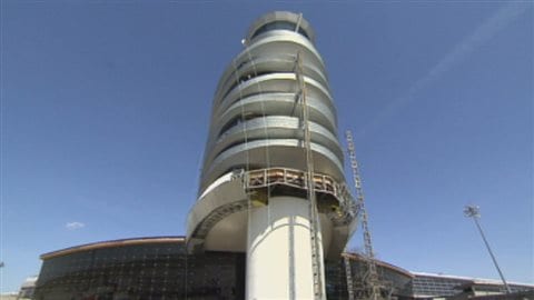 La nouvelle tour de contrôle de l'aéroport d'Edmonton est écoénergétique.