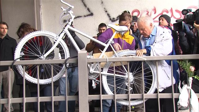 Un vélo « fantôme » a été installé à l'endroit de la collision en mémoire de Mathilde Blais 