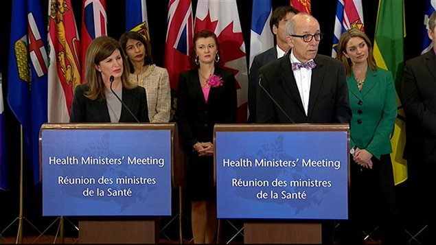 Rona Ambrose (gauche) à la réunion des ministres de la santé en Alberta vendredi dernier.