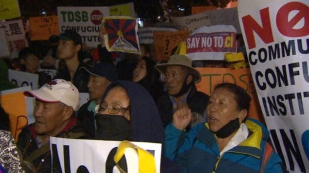 Des centaines de personnes ont manifesté le 1er octobre à Toronto au sujet du projet d'Institut Confucius, certains en faveur, d'autres en opposition.