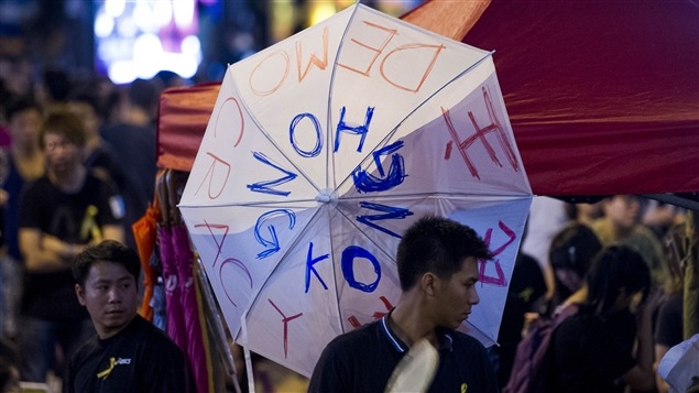 Des manifestants tiennent des parapluies à Hong Kong Des manifestants tiennent des parapluies à Hong Kong