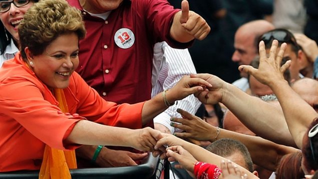 La presidenta de Brasil, Dilma Roussef en capaña para un segundo mandato presidencial.