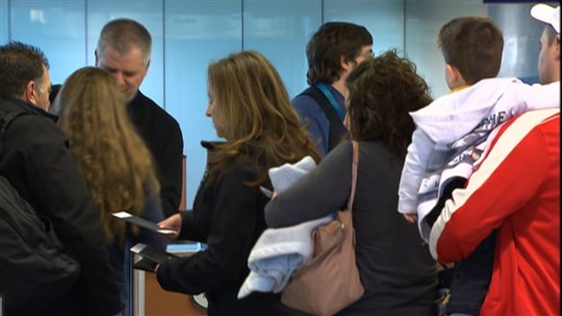 Embarquement des voyageurs à l'aéroport de Montréal
