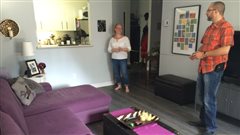 Leanne et Robert Leonardo, dans le salon de leur appartement d'Ottawa, plus grand que leur future maison