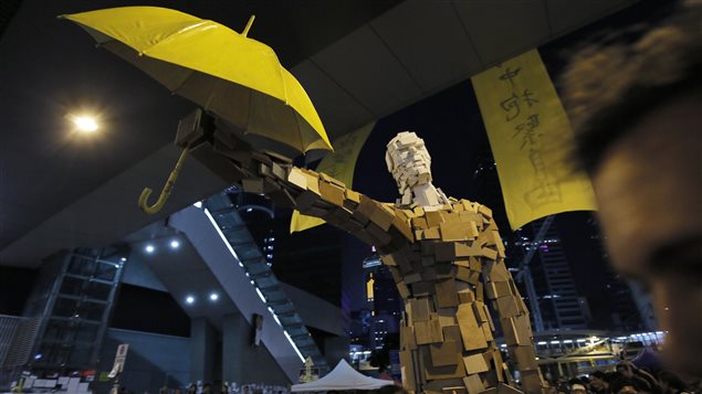 香港占中抗议中的标志性形象“雨伞人”。