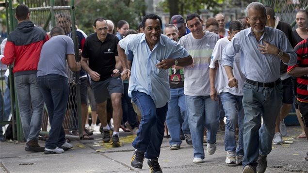 Votantes de la favela Rocinha en Río de Janeiro, se precipitan sonrientes a la apertura del lugar de votación. 