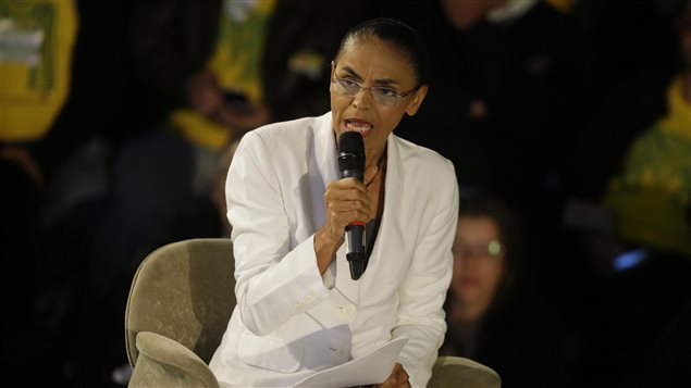 Marina Silva, candidata del Partido Socialista Brasileño, PSB, en conferencia de prensa el domingo 5 de octubre 2014.