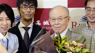 得知获奖消息之后,85岁赤崎勇(右二)接受祝贺。