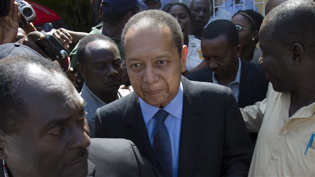 Jean-Claude Duvalier sale del Hospital Canape Vert de Puerto Príncipe en 2011.