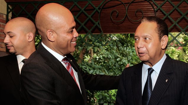El presidente de Haití, Michel Martelly saluda a Jean-Claude Duvalier en una reunión en Puerto Príncipe. 
