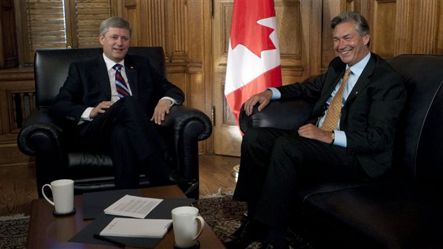 سفير كندا لدى واشنطن غاري دوور (إلى اليمين) يدعم قرار رئيس الحكومة ستيفن هاربر المشاركة في التحالف ضدّ تنظيم ا"الدولة الإسلاميّة"