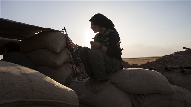 Une combattante de la branche kurde syrienne au front Une combattante de la branche kurde syrienne au front