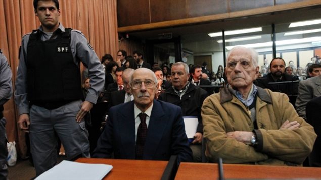 Reynaldo Bignone (derecha) y el ex dictador argentino Jorge Videla, ante la corte en 2012, juzgados por robo de niños de presos políticos durante la dictadura de 1976 a 1983.
