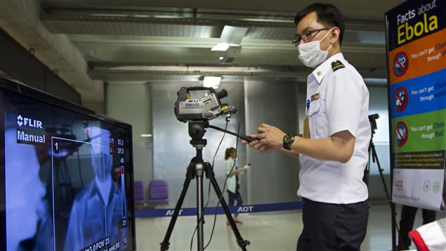 Dépistage de la température corporelle des voyageurs à l'aéroport de Bangkok, en Thaïlande
