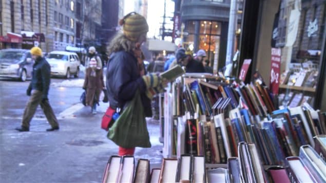 Une femme lisant dans la rue à New York.