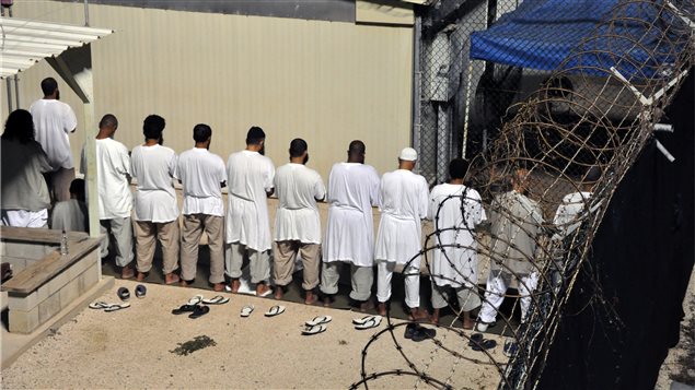 Prisioneros en el campo militar de Guantánamo, Cuba