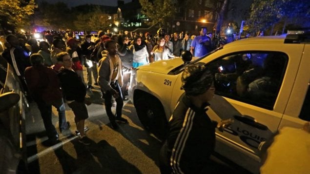 Unas 200 personas se reunieron en el lugar donde el joven murió en el vecidario de Shaw en St-Louis, Missouri.