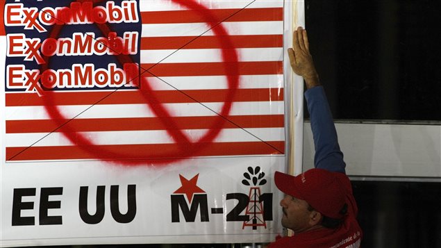 Bannière contre la pétrolière ExxonMobil au Venezuela, mars 2008