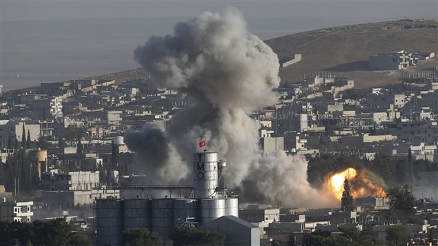 Des positions de l'État islamique à Kobané bombardées par l'aviation de la coalition