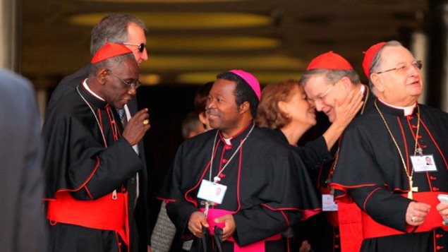 Arzobispos conversando a la entrada de una de las salas de conferencia del Sínodo sobre la familia