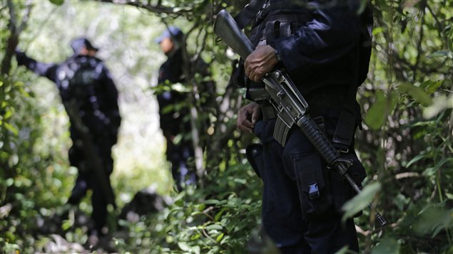 La policía mexicana monta la guardia cerca de una de las fosas comunes. 