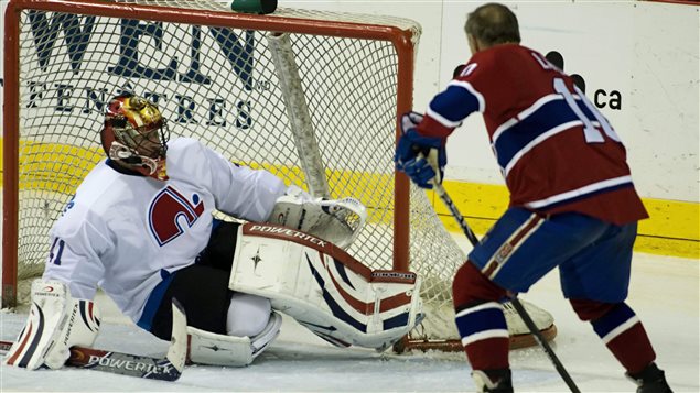 Guy Lafleur déjoue Jocelyn Thibeault lors d’une joute amicale à Québec en 2011. Guy Lafleur déjoue Jocelyn Thibeault lors d’une joute amicale à Québec en 2011.