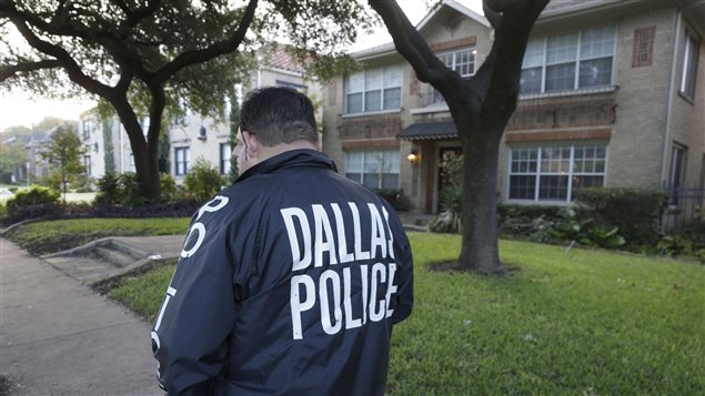 Un policier devant l'immeuble à logement où vit l'infirmière qui a contracté le virus Ébola à Dallas, au Texas. Une équipe spécialisée a nettoyé l'édifice. L'Organisation mondiale de la Santé estime que l'épidémie d'Ebola a tué plus de 4.000 personnes.