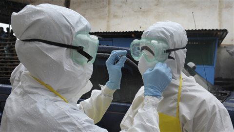 Des travailleurs de la santé portent des vêtements de protection contre le virus Ebola à Monrovia, au Liberia.  