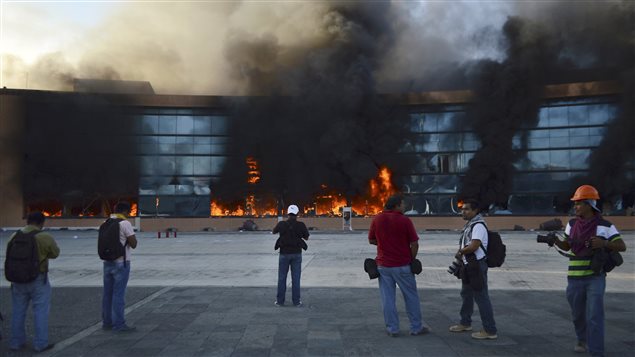 El palacio de Gobierno del Estado de Guerrero en llamas.