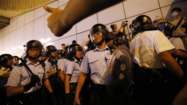 Des centaines de policiers ont fait usage de gaz au poivre dans la nuit de mardi à mercredi. Le nombre de manifestants a diminué de façon significative, mais des affrontements avec la police ont éclaté encore cette semaine à Hong Kong.
