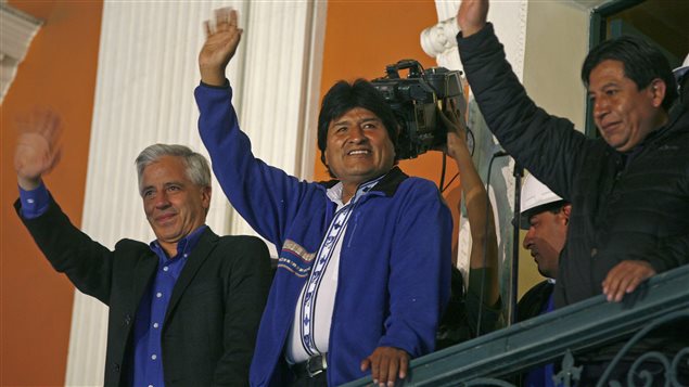 El presidente de Bolivia, Evo Morales en el centro acompañado por el vice presidente Álvaro García Linera (izq) y el ministro de Relaciones Exteriores David Choquehuanca (der).