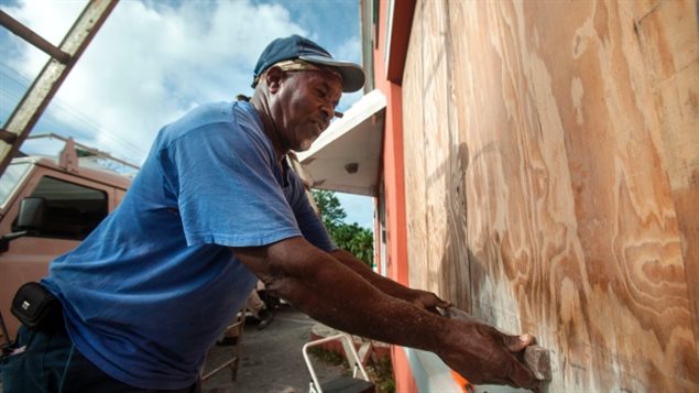 Los residentes se preparan para el paso de Gonzalo