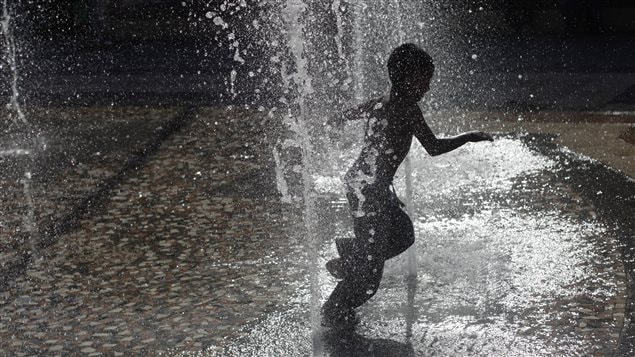 Un jeune garçon de Tegucigalpa, au Honduras, se rafraîchit dans une fontaine lors d’une journée chaude de septembre. 