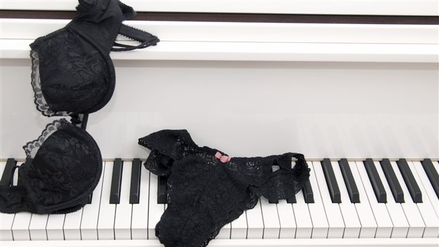 Des sous-vêtements féminins sur un piano Des sous-vêtements féminins sur un piano