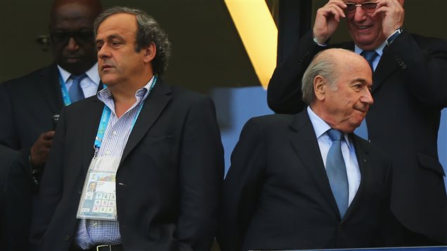 Michel Platini y Joseph Blatter están enfrentados, públicamnete, por el poder al interior de la FIFA.  
