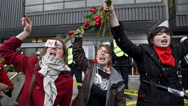 蒙特利尔女大学生游行呼吁性别平等。