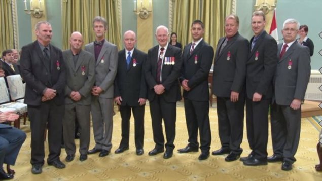 Le Gouverneur général, David Johnston, entouré des huit récipiendaires de la Médaille de la bravoure à Rideau Hall