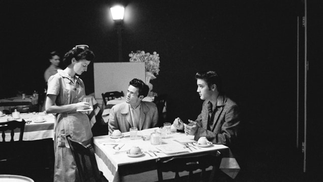 Elvis Presley (à droite) dans un restaurant de Richmond en Virginie