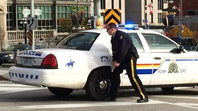 Policía de la RCMP toma posisción cerca del Parlamento. 