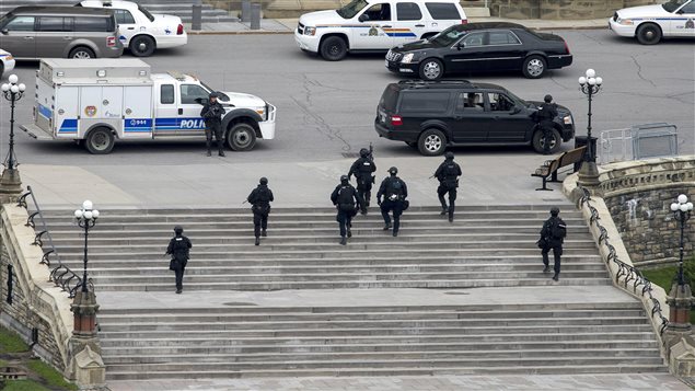 عناصر الشرطة تتجه نحو المبنى الرئيسي للبرلمان الكندي في اوتاوا حيث أطلق مسلّح النار في 22-تشرين الأول اكتوبر 2014