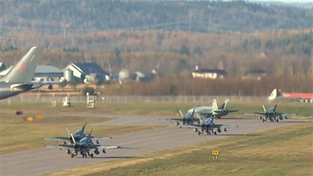 Des CF-18 s'apprêtent à décoller de la base militaire de Bagotville.