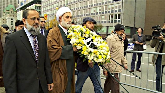 Des représentants d'associations musulmanes ont déposé des couronnes de fleurs au Monument commémoratif de guerre, au lendemain de l'attaque au Parlement d'Ottawa.