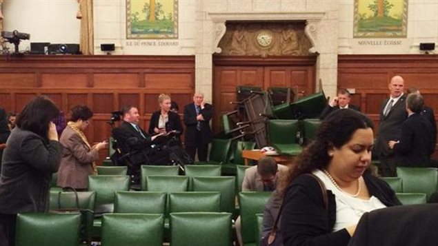 La salle du caucus conservateur photographiée par la députée Nina Grewal pendant la fusillade La salle du caucus conservateur photographiée par la députée Nina Grewal pendant la fusillade