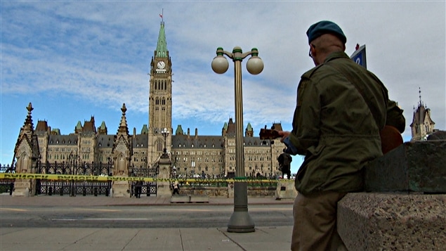 Un militaire jouait un air de guitare, au lendemain de l'attaque armée au parlement d'Ottawa. (23-10-14)
